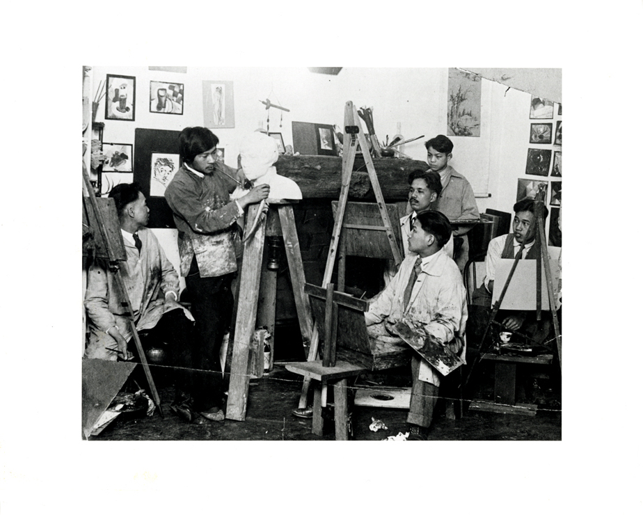 The one known existing photograph of the Chinese Revolutionary Artists’ Club, formed in San Francisco Chinatown in 1926. Modernist painter Yun Gee, the club’s most famous member, is shown using a bust to give an art lesson to attentive members seated in front of easels. Museum of Chinese in America (MOCA) Collection. 中国革命艺术家俱乐部现存的一张已知照片，于1926 年在旧金山唐人街成立。现代主义画家Yun Gee是俱乐部最著名的成员，他用半身像给坐在画架前的认真听课的成员上艺术课。美国华人博物馆（MOCA）馆藏。