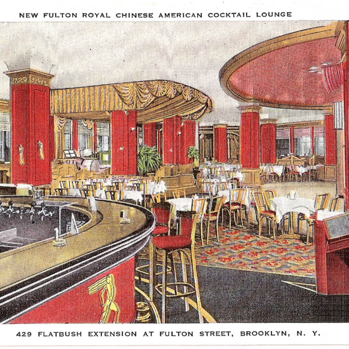 2015.043.351-a 这张明信片描绘了新富尔顿皇家中美鸡尾酒酒廊的内部，有马蹄形的酒吧、红色的柱子和围绕着舞池的餐桌。新富尔顿是在二战期间和之后的二十年中选择宣传和描述自己是华裔美国餐馆而不是中餐馆的众多餐厅之一。由 Eric Y. Ng 捐赠，美国华人博物馆 (MOCA) 馆藏。  