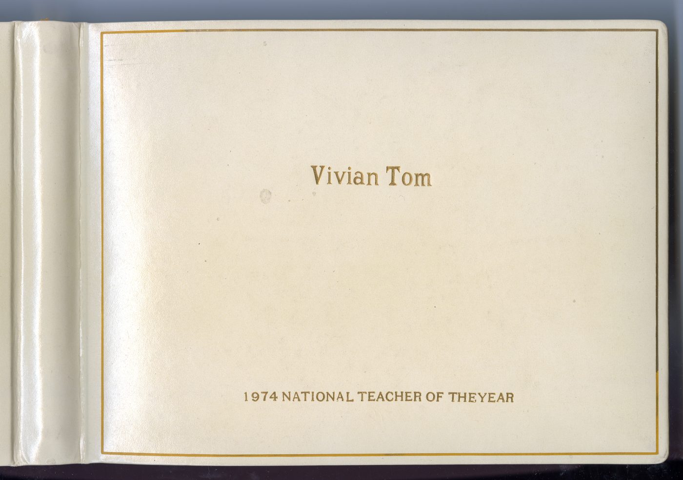 Vivian Tom 招待会剪贴簿的封面。由John Danielson捐赠，美国华人博物馆 (MOCA) 馆藏。