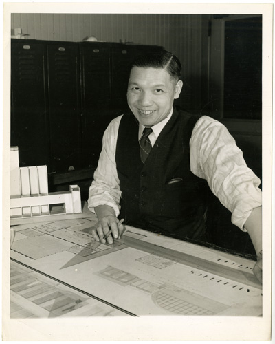 李锦沛在绘图桌前，照片由 Wide World Photos 拍摄，刊登于 1946 年 2 月 24 日《布法罗信使快报（纽约版）》上题为“中国学生携家人归来”的文章中。照片由李家捐赠，美国华人博物馆 (MOCA) 馆藏。