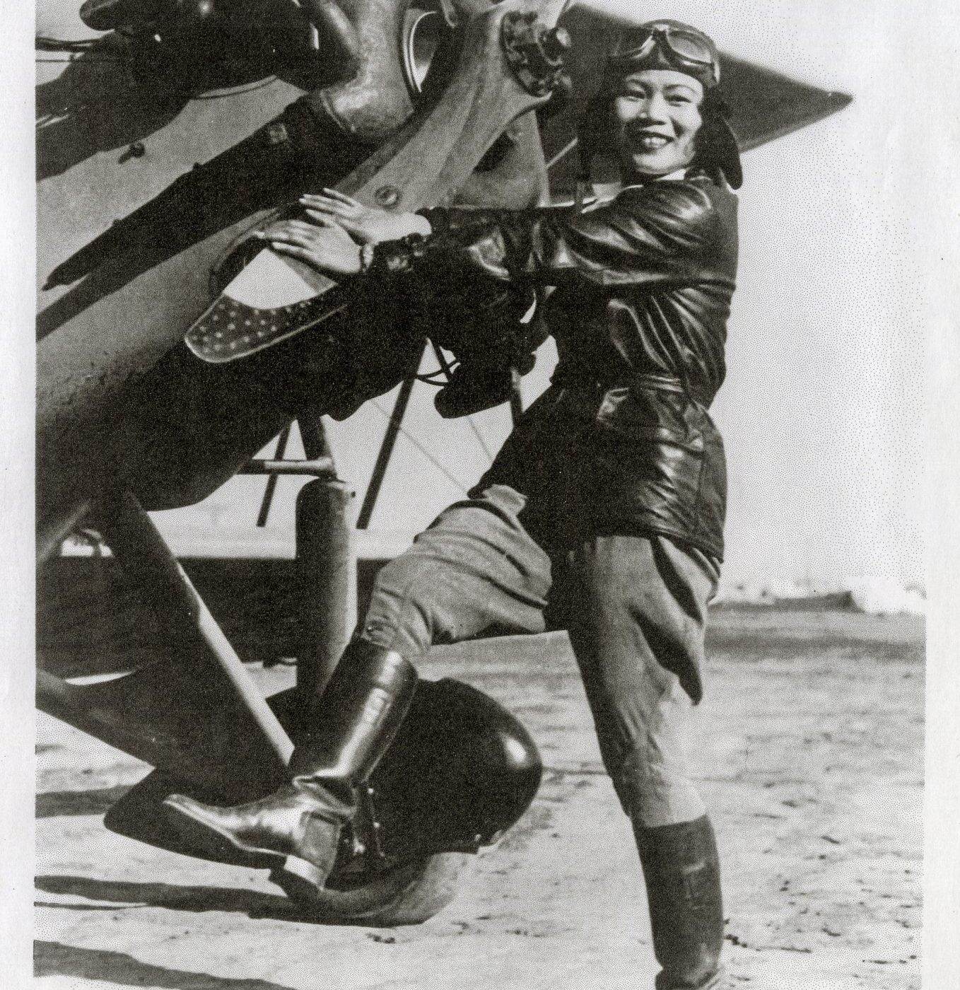 飞行员凯瑟琳张瑞芬，大约20世纪30年代。由Dottie Leschencko 捐赠，美国华人博物馆 (MOCA) 馆藏。