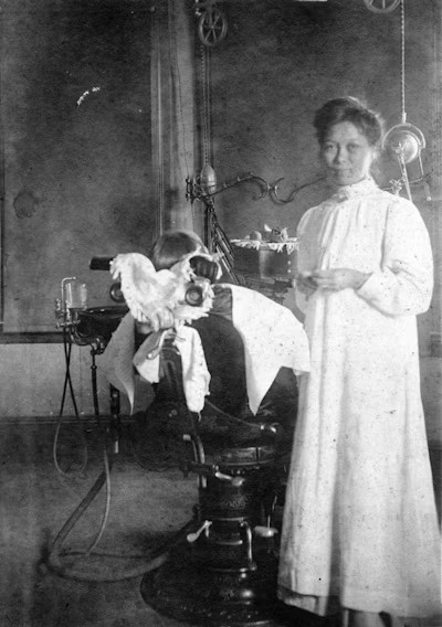 蔡世良医生是美国首位获得牙医学位并在美国执业的华裔女性。图片由Edwin and Eric Owyang提供，出自Daniel Demers'发表在DrBicuspid.com网站上的文章。