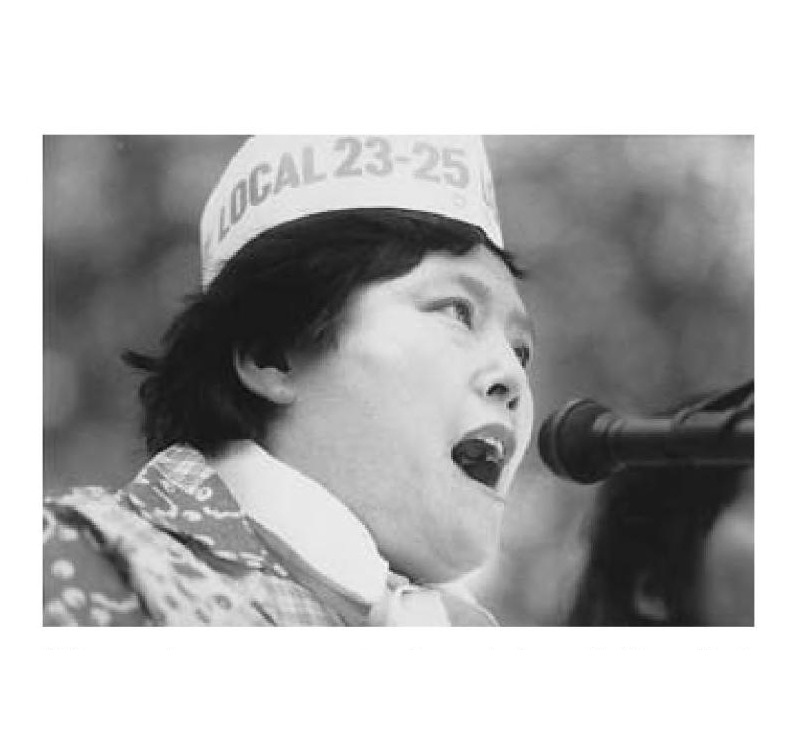 1982年唐人街服装工人罢工期间，Shui Mak Ka发表讲话。图片由Shui Mak Ka提供，出自《华裔心声:从淘金热至今》由杨碧芳、麦理谦及张少书编辑。