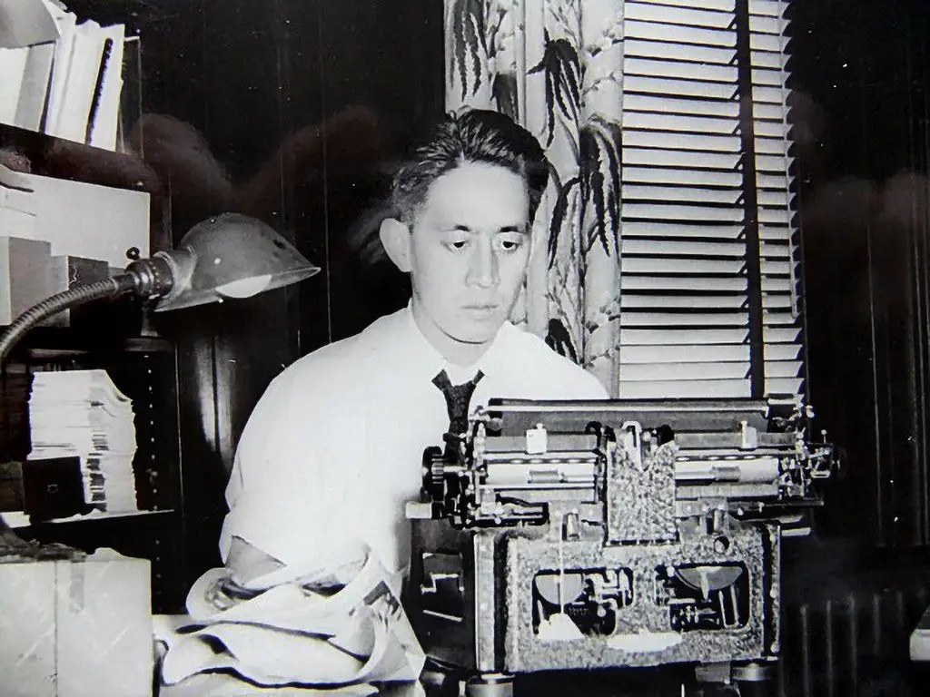 大约在1949年，郑玉安（William Yukon Chang）在他的公寓里使用打字机工作。照片出自哥伦比亚大学珍稀书籍与手稿图书馆的郑玉安馆藏。