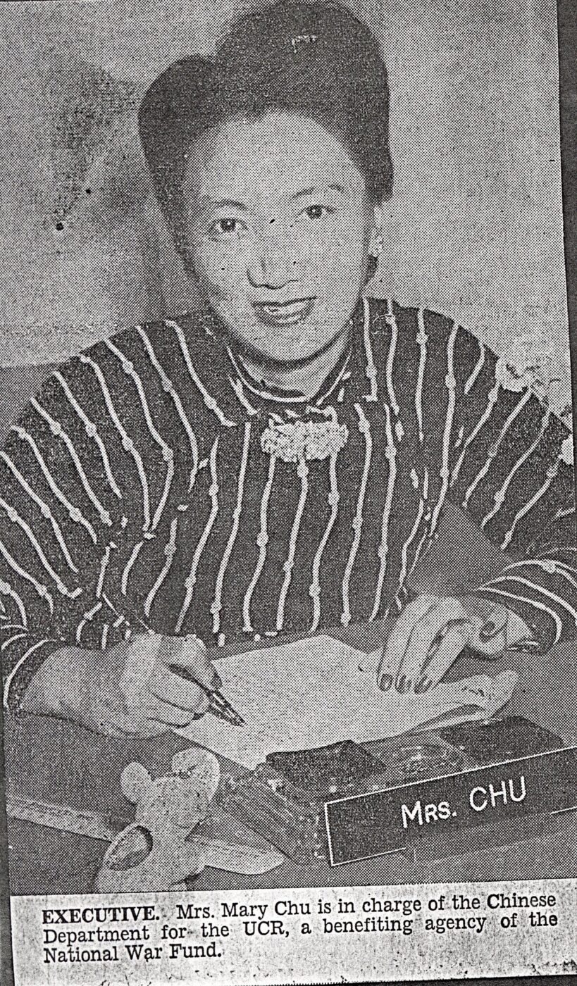 Mary Chu（后来改嫁并改名为Mary Foo）在联合中国救济会办公室，照片来自《纽约世界电讯报》，1945 年 10 月 23 日。由Mary Foo捐赠，美国华人博物馆（MOCA）馆藏。