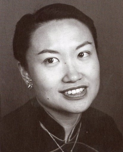 芭芭拉·苏特罗于1950年拍摄的黄玉雪照片，《黄玉雪作品回顾展》（2002年美国华人历史学会）展览展出。展览目录由Jeannie Woo 捐赠，美国华人博物馆（MOCA）图书馆藏。