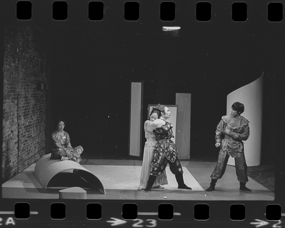 2025.002.317-22 杰里·拉尼·宫崎（Gerrie Lani Miyazaki）、基蒂·陈（Kitty Chen）、欧内斯特·阿布巴（Ernest Abuba）与埃迪·陈（Eddie Chen）在《仲夏夜之梦》带妆彩排期间的合影。