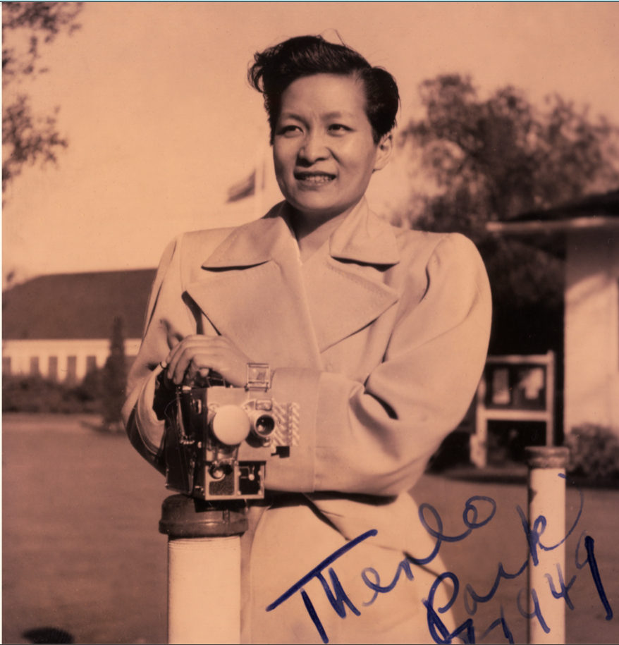 伍锦霞（Esther Eng）手扶摄影机，照片很可能摄于1949年檀香山拍摄《怒火情焰》期间。转引自魏时煜撰写的文章《伍锦霞》（Esther Eng），收录于“女性电影先驱者项目”（Women Film Pioneers Project，哥伦比亚大学图书馆，2014年），网址：https://doi.org/10.7916/d8-rhpq-0f69。