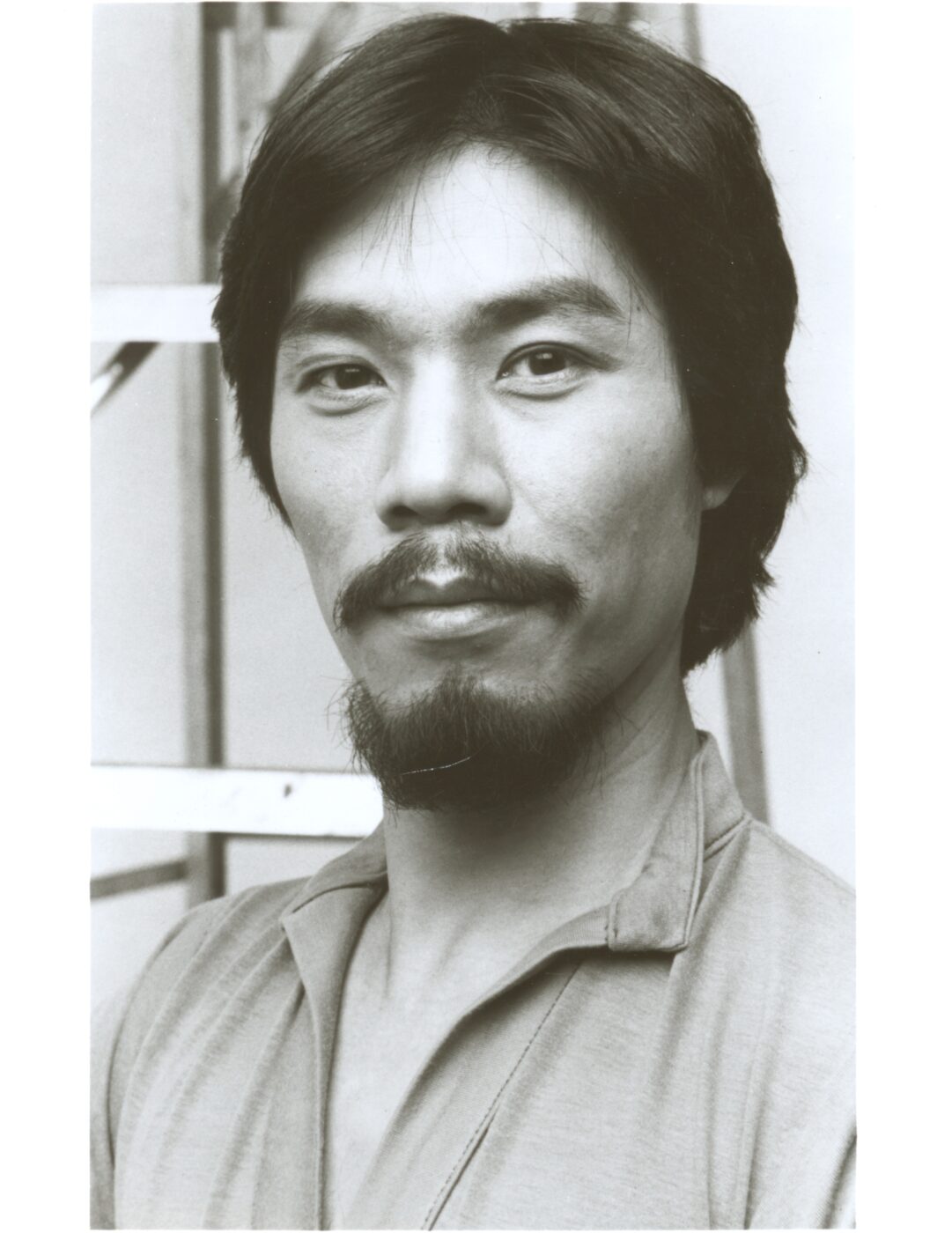 陈学同的头像照，由 Roy Wright 拍摄。图片来源：La MaMa 网站“纪念陈学同（Remembering H.T. Chen）”页面（https://lamama.org/）。