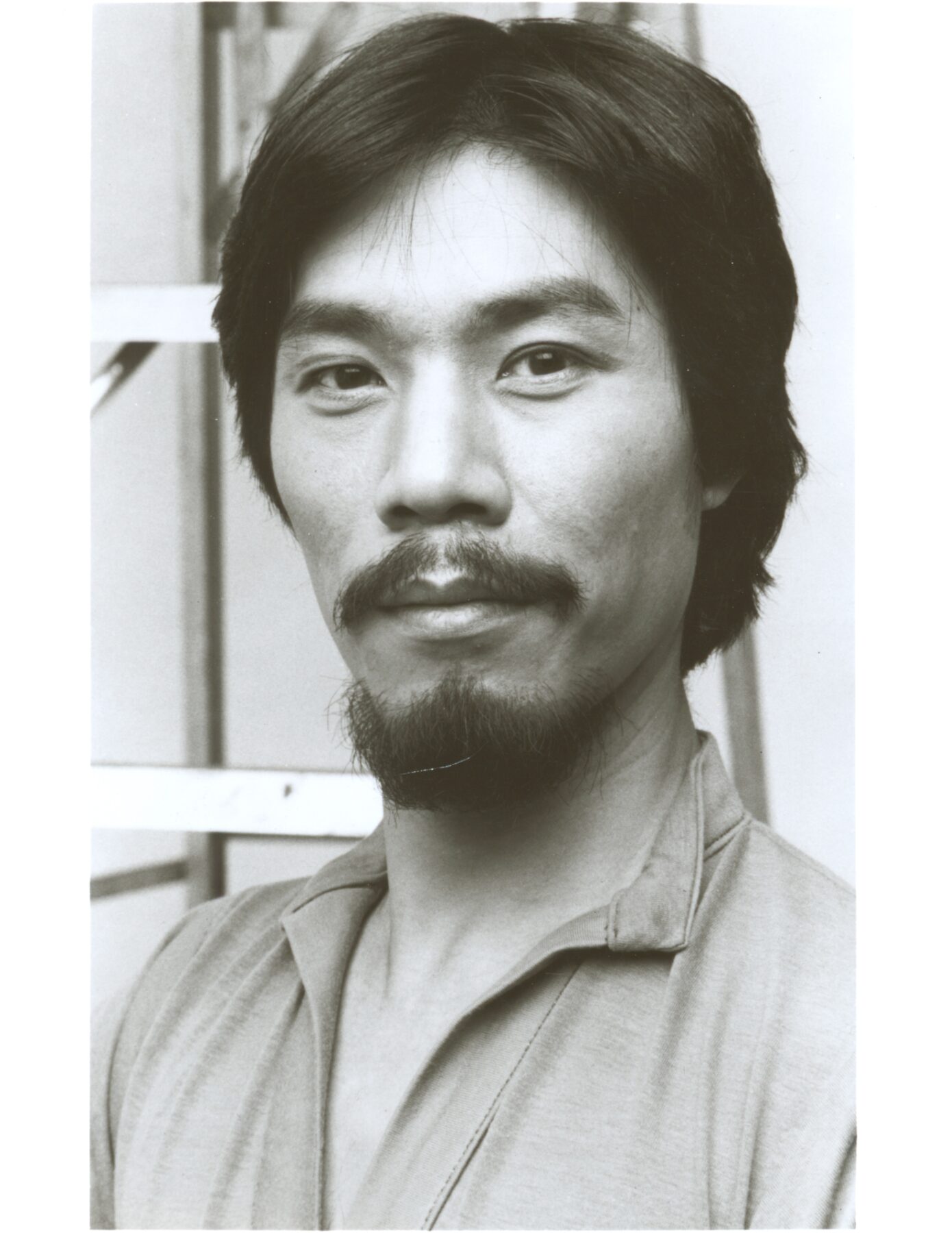 陈学同的头像照，由 Roy Wright 拍摄。图片来源：La MaMa 网站“纪念陈学同（Remembering H.T. Chen）”页面（https://lamama.org/）。