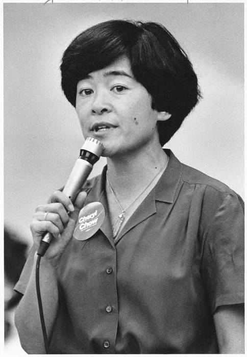 周雪清（Cheryl Chow）于1989年7月12日在第34选区民主党会议上发言。照片由迈克·班特（Mike Bainter）拍摄，照片来自历史与工业博物馆（MOHAI）的《西雅图邮讯报》（Seattle Post-Intelligencer）馆藏，编号 2000.107.036.20.02。