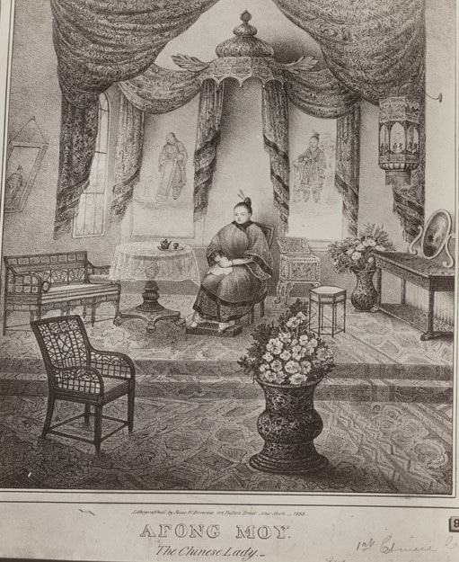 梅阿芳（Afong Moy）以“中国女士”（The Chinese Lady）形象进行表演的石版画，Risso & Browne（印刷商），1835年。藏于纽约公共图书馆米里亚姆与艾拉·D·瓦拉赫版画收藏（Miriam and Ira D. Wallach Print Collection）。.