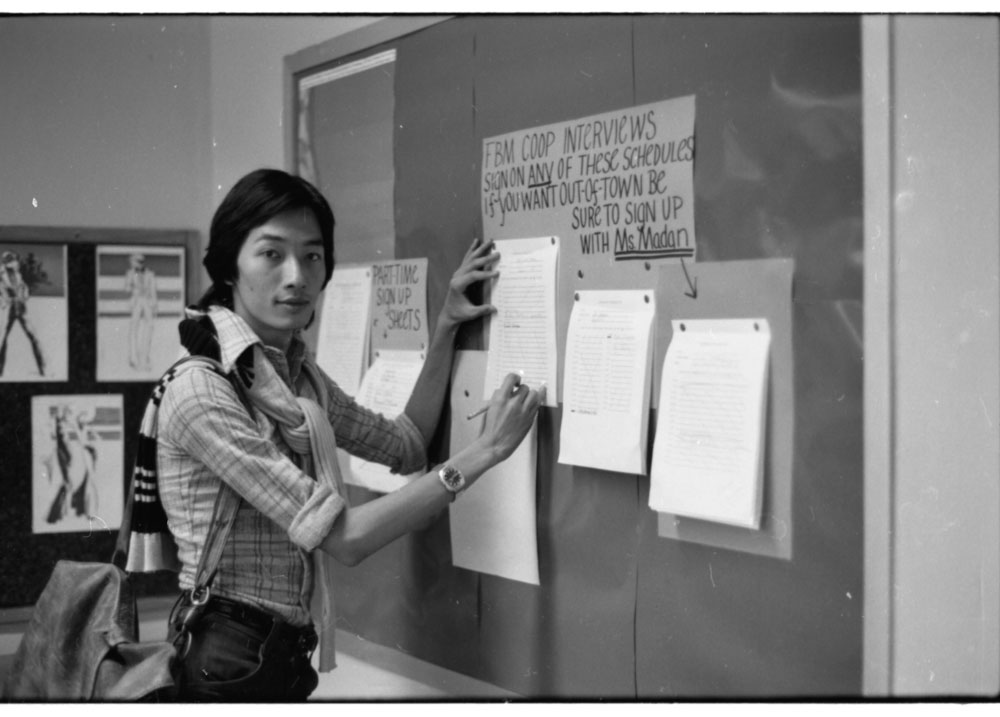 1973年9月，欧阳雄报名参加 FBM 合作教育项目（Coop）的面试，地点很可能是在 FIT 的一间教室里。照片由包信（Emile Bocian）拍摄，美国华人博物馆（MOCA）馆藏。